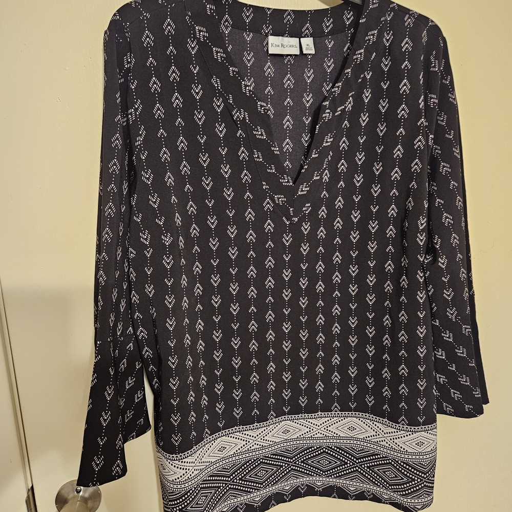 Kim Rogers Black and White V-Neck Printed Blouse